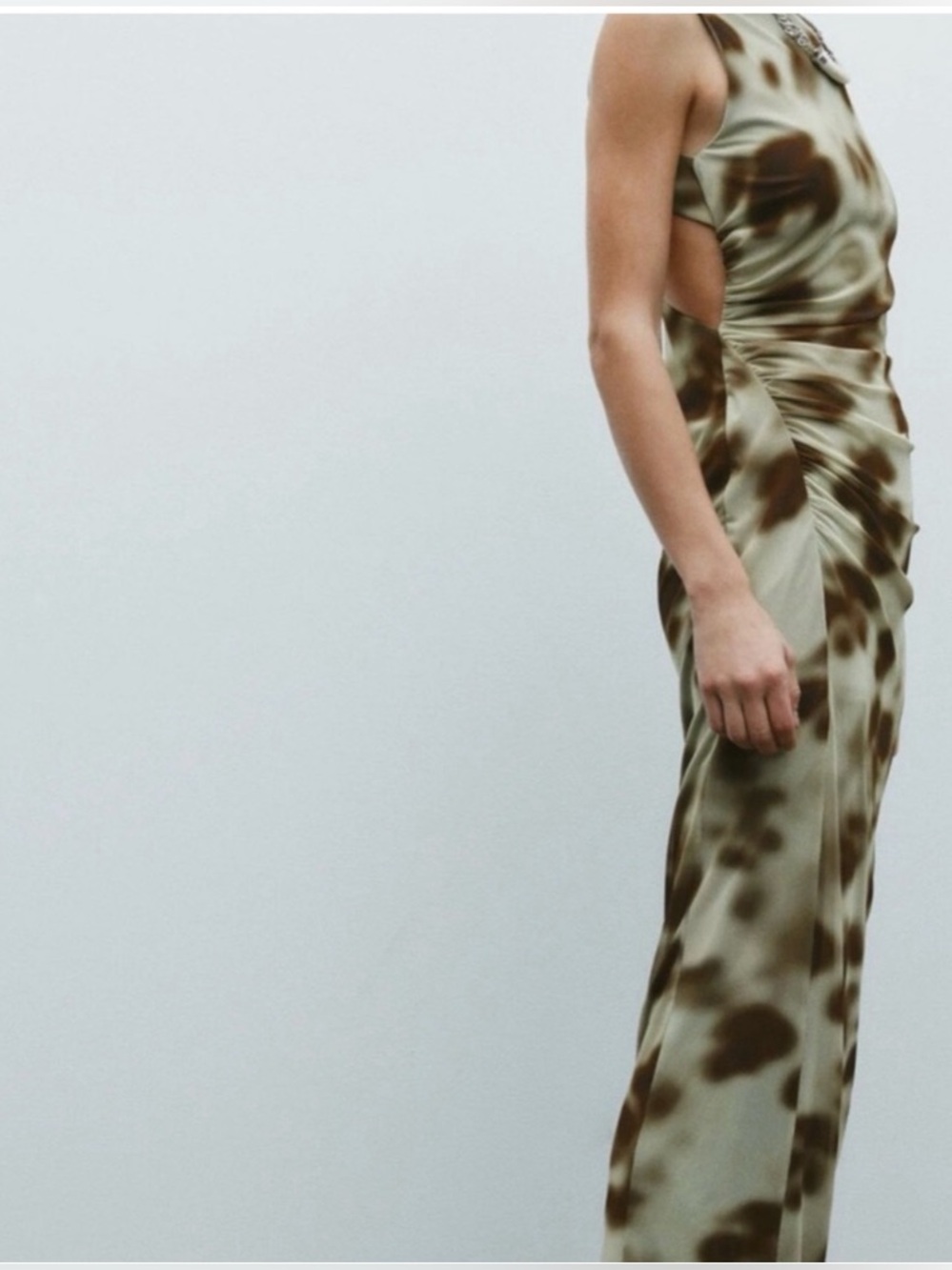 Beautiful open back Zara dress! A statement dress yet easy to wear. New in tag.